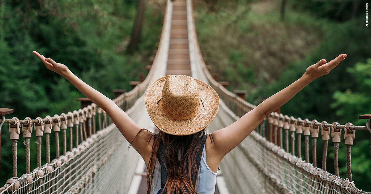 Frau mit ausgebreiteten Armen