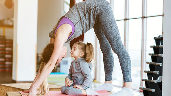 Frau mit Tochter beim Yoga