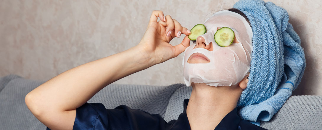 Frau entspannt im Home-Spa mit Gesichtsmaske 