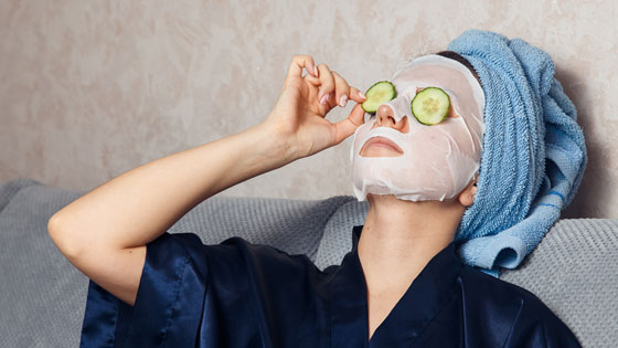 Frau entspannt im Home-spa