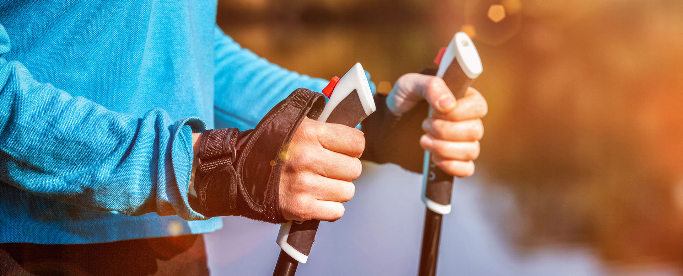 person mit zwei stoecken