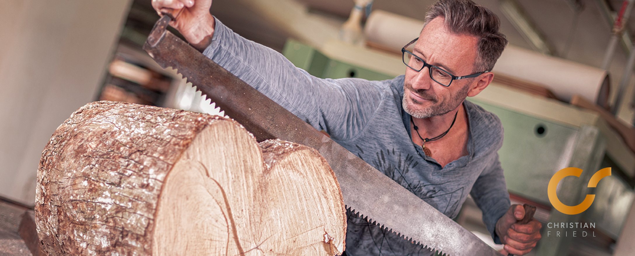 christian friedl bei der holzarbeit