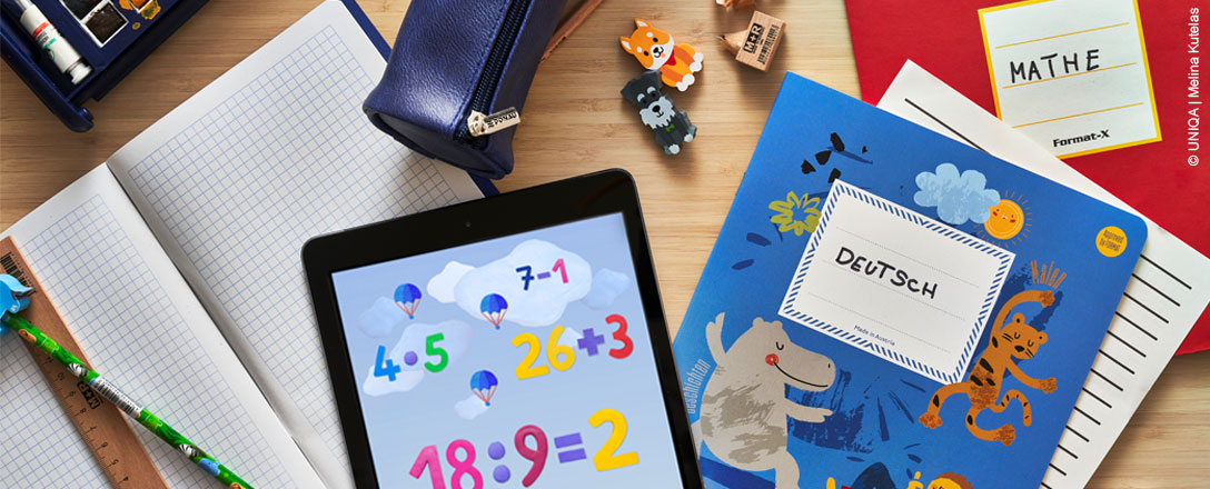 Hefte, Lernunterlagen und iPad mit Lernspiel