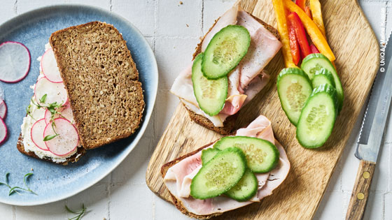 Schulbrote mit Radieschen, Schinken und Gurke