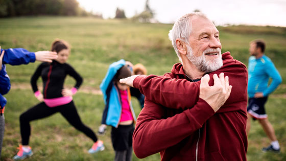 Senior:innen betreiben Sport