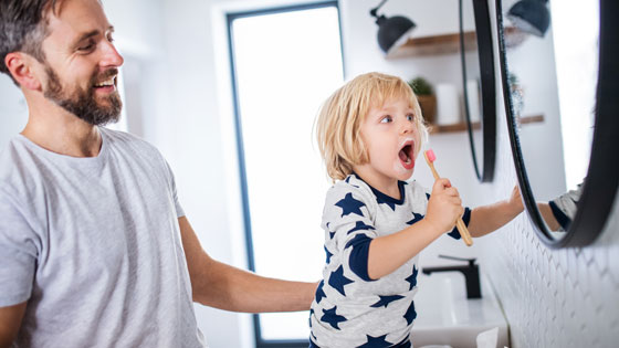 Vater und Kind beim Zähneputzen