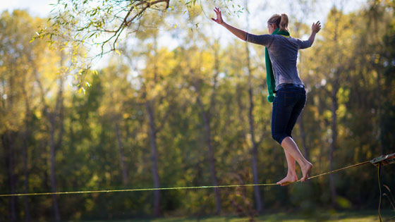 Frau balanciert auf Slackline in Park