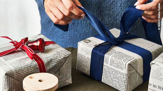 In Zeitungspapier verpacktes Geschenk