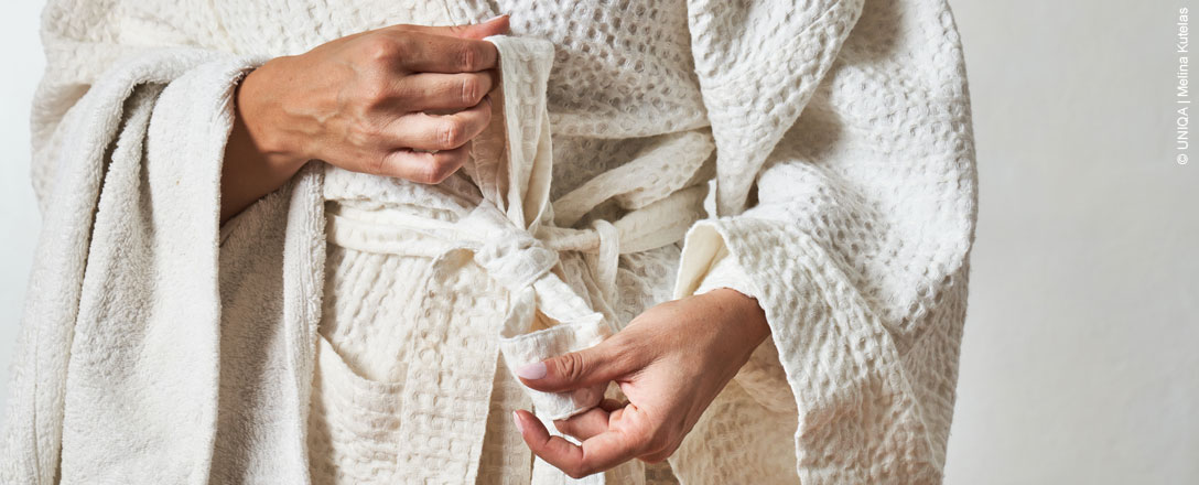 Person mit hellem Bademantel