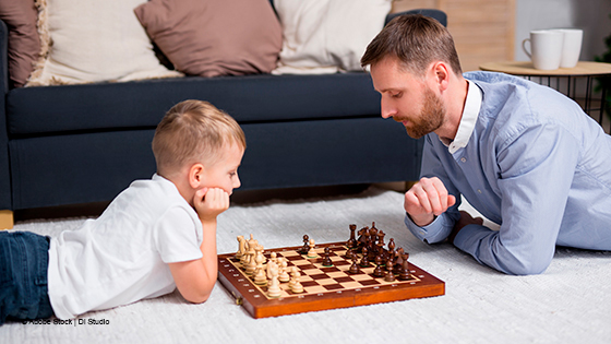 Vater und Sohn spielen Schach 
