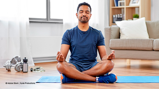 Mann in Yogaposition 