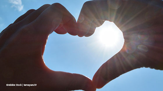 Haende formen ein Herz