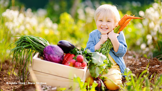 Kind mit Gemüse