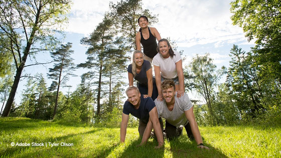 Pyramide aus Menschen