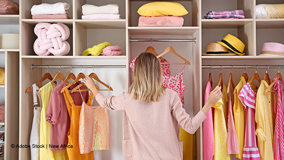 Frau steht vor Kleiderschrank