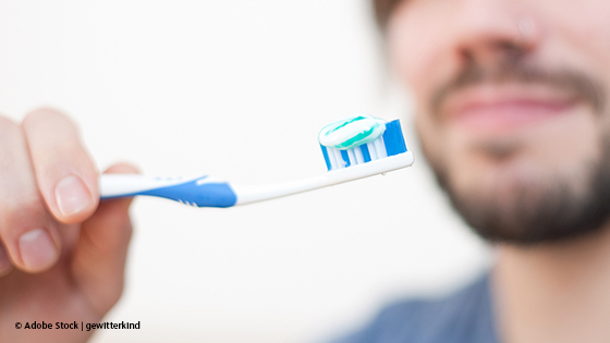 Zahnbuerste mit Zahnpasta 