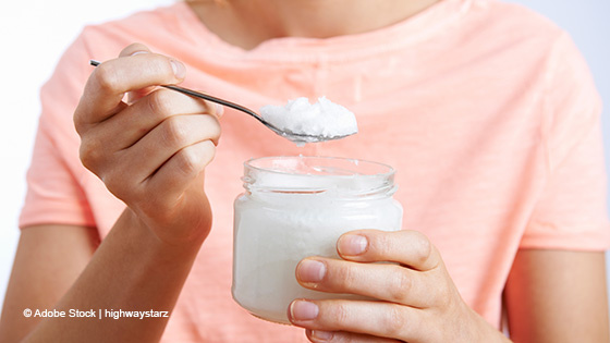 Kokosöl auf einem Löffel