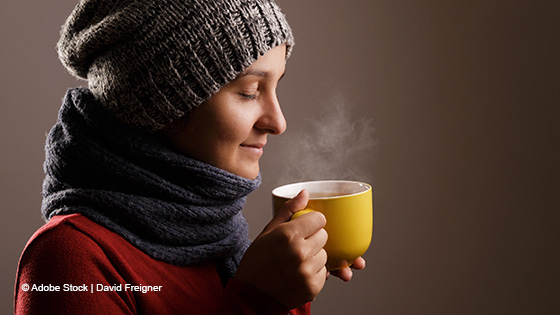 Frau mit dampfendem Teehäferl