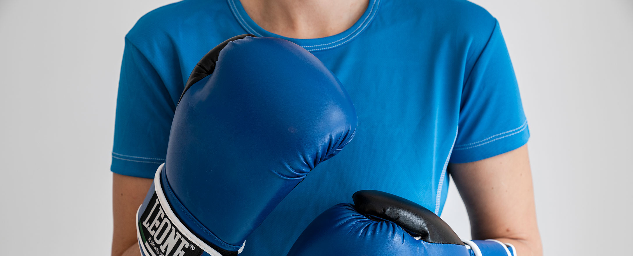 frau mit blauen boxhandschuhen