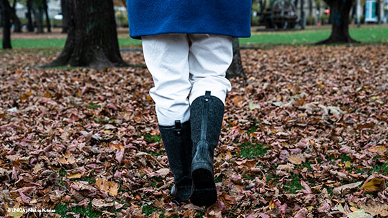 Mit Gummistiefeln im Herbstlaub