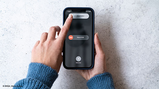 frau schaltet handy aus