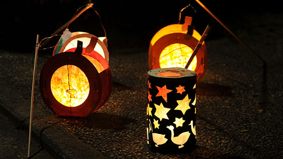 Leuchtende Laternen bei Dunkelheit