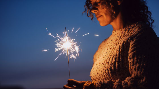 Frau mit Spritzkerze