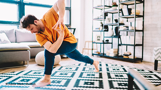 Mann in Yogaposition 