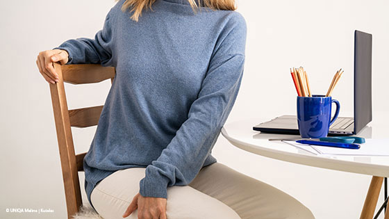 Frau sitzt am Stuhl und dreht sich