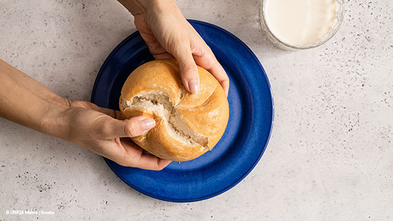 Eine Semmel wird gebrochen 