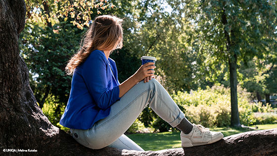 Frau entspannt in Natur