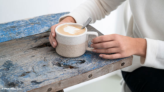 frau mit tasse kaffee