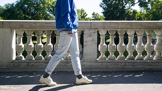 frau geht in stadtpark wien