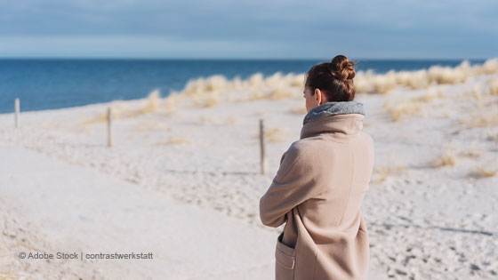 frau beim spaziergang am meer
