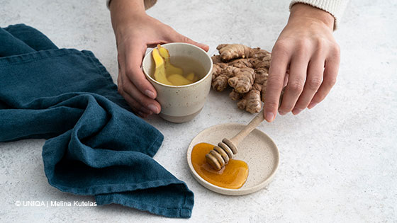 hand mit honig und ingwer