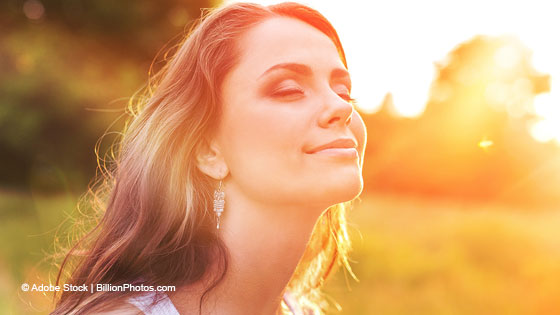 Frau hat ihre Augen geschlossen und genießt 