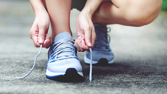Schuhe binden für das Training