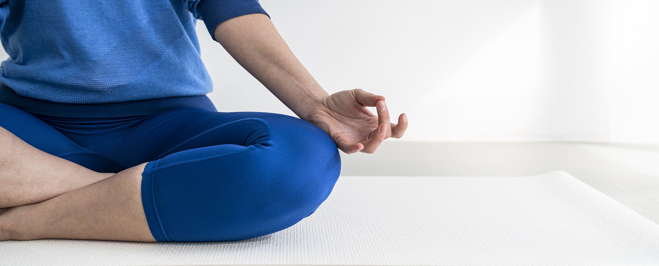 frau meditiert auf yogamatte