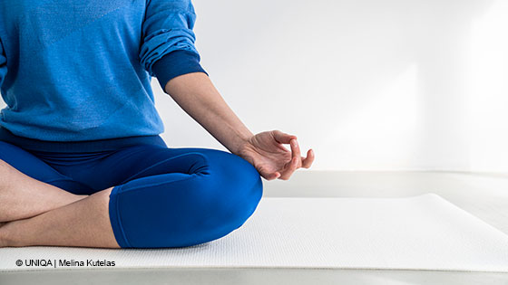 Frau in Yogaposition 