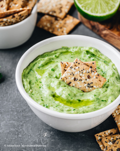 Avocado-Bärlauch Creme in Schüssel