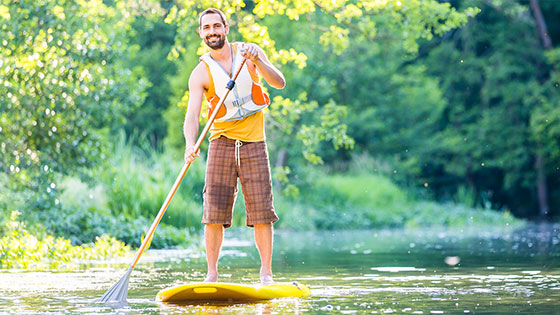 Mann beim Stand Up Paddling