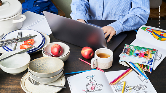 Familienmanagerin am Esstisch im Homeoffice