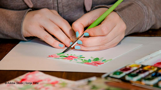 Frau beim Malen