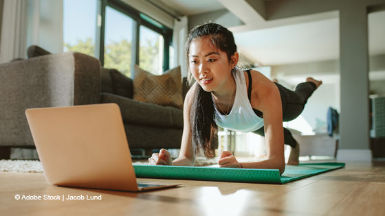 frau bei eigengewichtsuebung