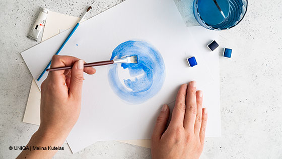 hand malt in blauen farben