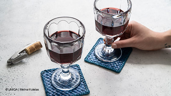 zwei glaeser rotwein hand