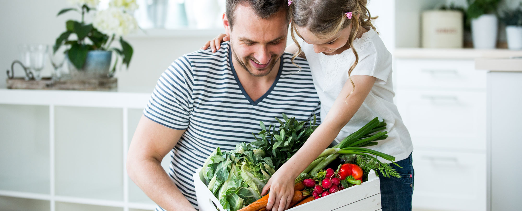vater mit tochter und 3 gemuesesorten
