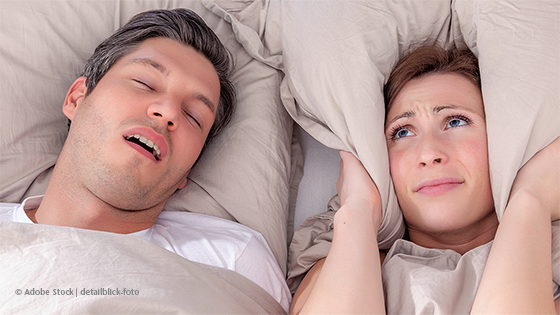 frau haelt sich ohren zu