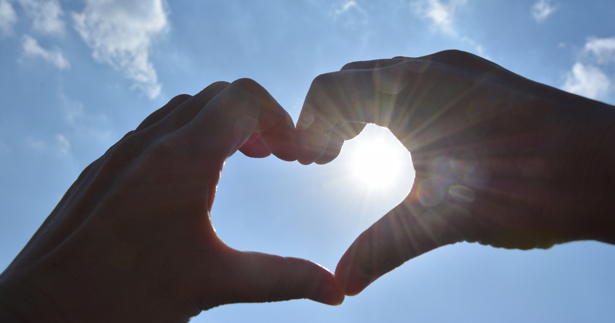 Hände zeigen Herzform