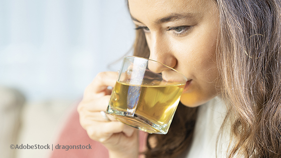 Frau beim Tee trinken